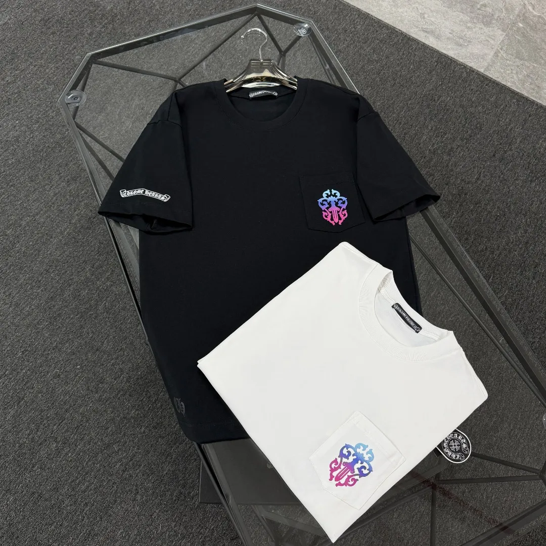 P180 Chrome Hearts Chrome Hearts 25 high version. The fabric is made of 300 grams of high-density pure cotton. It does not deform or shrink. It has three labels. It is the same style for men and women. Technology: digital direct-injection printing. Color: white, black. SIZE: S-XL.